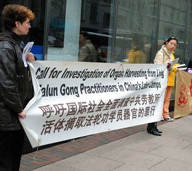 Image for article Les pratiquants de Philadelphie protestent contre les atrocités de prélèvements d'organes du PCC au cours du congrès 2007 de dons d'organes (Photo)