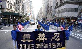 Image for article Les New-Yorkais applaudissent le Falun Gong au défilé de la Journée des anciens combattants (Photos)
