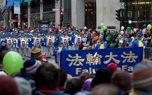 Image for article Canada : La Fanfare de la terre divine performe au défilé de Noël à Montréal (Photos)