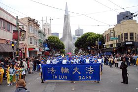 Image for article San Francisco : Les pratiquants du Falun Gong participent au 141e défilé du Columbus Day (Photos)