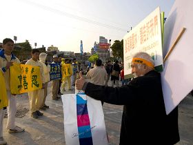Image for article Chen Yunlin fonctionnaire du PCC se rend à Taiwan, l'attention des medias locaux et étrangers va au Falun Gong (Photos)