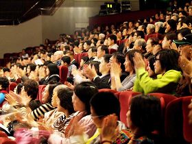 Image for article Le spectacle Shen Yun de la Divine Performing Arts touche le public et gagnent les eloges des fonctionnaires gouvernementaux (Photo)