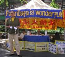 Image for article Les New-yorkais et les touristes entendent parler du Falun Dafa dans une foire de rue à Manhattan