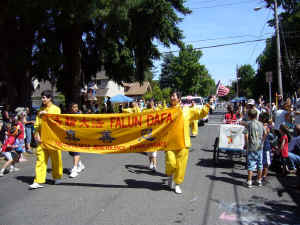 Image for article Portland, Oregon : Des spectateurs expérimentent la beauté du Falun Dafa lors du défilé du 4 juillet à Hillsboro (Photos)