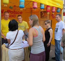 Image for article Pologne : Des pratiquants de Falun Gong recueillent des signatures lors de l’événement de la Journée de la communauté multiculturelle pour dénoncer la persécution (photos)