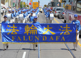 Image for article Toronto, Canada : Grand défilé pour marquer le 13e anniversaire de la résistance pacifique à la persécution par le PCC en Chine (photos)
