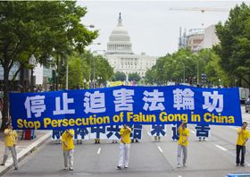 Image for article Washington DC: Un grand défilé de près de 5 000 pratiquants pour marquer les 13 années d’efforts de sensibilisation sur la persécution en Chine (Photos)