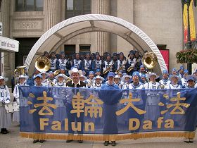 Image for article Canada : L'entrée du Falun Dafa laisse sa trace dans le défilé du Stampede de Calgary
