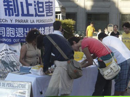 Image for article Espagne : Les passants expriment leur soutien au Falun Gong et condamnent le PCC