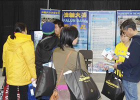 Image for article Vancouver, Canada : Des pratiquants présentent le Falun Gong à un salon sur les styles de vie