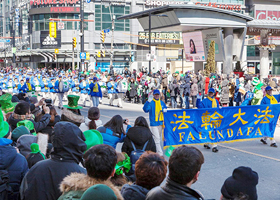 Image for article Canada : Le Falun Dafa est accueilli à la parade de la fête de la Saint Patrick à Toronto et à Vancouver (Photos)