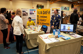 Image for article Les pratiquants présentent le Falun Gong à la plus grande foire du corps et de l'esprit de Suède