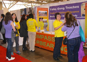 Image for article Canada : Le Falun Gong reçoit un accueil chaleureux lors de la première de l’Exposition de la santé naturelle de l’Amérique du Nord à Toronto (Photos)
