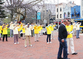 Image for article Université du Michigan : De nouveaux diplômés et leurs familles participent aux activités de la Journée mondiale du Falun Dafa et se renseignent sur la pratique