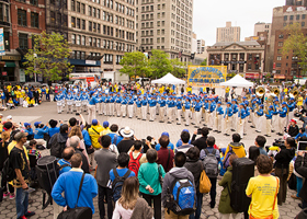 Image for article New York : les pratiquants de Falun Gong célèbrent la Journée mondiale du Falun Dafa en présentant les exercices et des spectacles artistiques.
