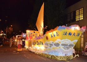 Image for article Oregon, États-Unis : Le Bateau du Falun Dafa brille dans un défilé sous les étoiles au Festival des Roses de Portland