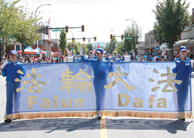 Image for article Burnaby, Canada : Les habitants apprécient la présence joyeuse du Falun Dafa lors du défilé du Hats off Day