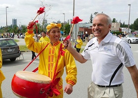 Image for article Coquitlam, Canada : Le maire se joint à l'équipe de tambours de taille lors du défilé Teddy Bear (Photos)