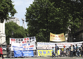 Image for article Londres : Manifestation du Falun Gong en face du 10, Downing Street pendant la visite du Premier ministre chinois (Photos) 