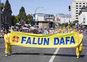 Image for article Ville de Redwood, Californie : Le Falun Dafa est un succès lors du défilé annuel du Jour de l'Indépendance (photos) 