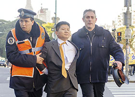 Image for article Argentine : Un diplomate chinois arrêté après avoir forcé le passage pour passer à travers le cordon de police et tenté de perturber la manifestation du Falun Gong pendant la visite de Xi