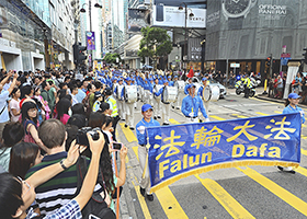 Image for article « Est-ce que c'est le Falun Gong ? » Les visiteurs chinois gagnent un point de vue différent à Hong Kong (Photos)