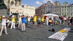 Image for article Prague, République tchèque : une exposition sur la torture sur la place de la vieille ville éveille les consciences sur les prélèvements d'organes en Chine