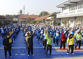 Image for article Indonésie : Huit cent élèves et membres du corps enseignant apprennent les exercices du Falun Gong