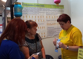 Image for article Pologne : Le Falun Gong fait forte impression au Salon de la santé de Katowice