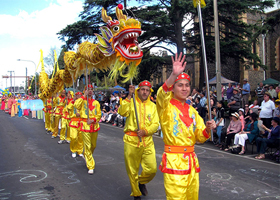 Image for article Le Falun Gong se démarque lors du défilé floral de Grand Central en Australie