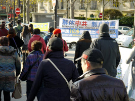 Image for article Des touristes chinois à Paris dénoncent leur adhésion à l'organisation du parti