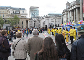 Image for article Les pratiquants du Royaume-Uni célèbrent la Journée mondiale du Falun Dafa