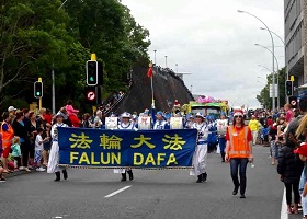 Image for article Nouvelle-Zélande : La Fanfare du pays céleste du Falun Gong chaleureusement accueillie lors du défilé du père Noël