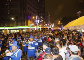 Image for article Kaohsiung, Taïwan : La fanfare du Falun Gong illumine le défilé de la Fête des lanternes