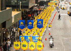 Image for article Un grand défilé de près de 10 000 pratiquants célébrant la Journée mondiale du Falun Dafa à New York