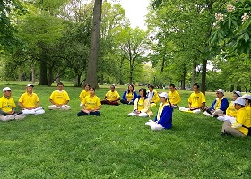 Image for article Les New-yorkais apprennent les exercices du Falun Dafa à Central Park