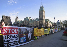 Image for article Ottawa, Canada : Des manifestations du Falun Gong accueillent la visite du Premier ministre chinois Li Keqiang