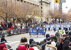 Image for article Canada : des pratiquants de Falun Dafa dans des défilés du Père Noël dans quatre villes