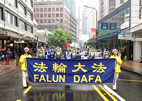 Image for article Le Falun Gong, une partie bien accueillie lors des festivités des fêtes dans la capitale de la Nouvelle-Zélande