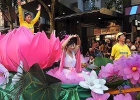 Image for article Adélaïde : Le Falun Dafa bien accueilli lors du défilé du Jour de l'Australie