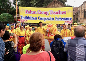 Image for article Sydney, Australie : Les pratiquants de Falun Gong se produisent sur scène lors de la célébration du Nouvel An chinois