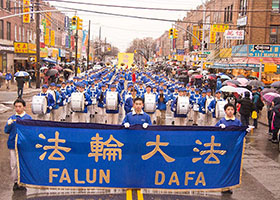 Image for article « La pluie ne peut les arrêter » - Le grand défilé de Falun Gong à Brooklyn, New York