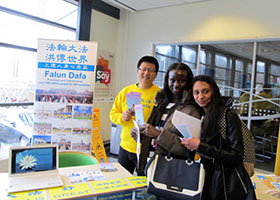 Image for article Royaume-Uni : Le Falun Dafa bien accueilli pendant la Semaine de la diversité au Birmigham Metropolitan College