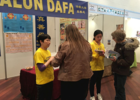 Image for article Danemark : Les visiteurs à l'exposition Corps et Esprit désireux d'apprendre le Falun Gong