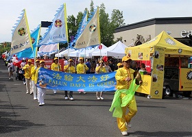 Image for article Calgary, Canada : Les pratiquants de Falun Gong se produisent au défilé du Festival du lilas