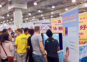 Image for article Manhattan : Les pratiquants de Falun Dafa bien accueillis à l'Expo du Festival vert