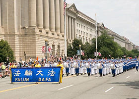 Image for article Le cortège du Falun Gong attire l'attention au défilé du Jour de l'Indépendance de la capitale américaine