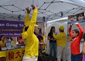 Image for article Canada : Présenter le Falun Gong lors du Festival de la Journée de la jeunesse à Toronto