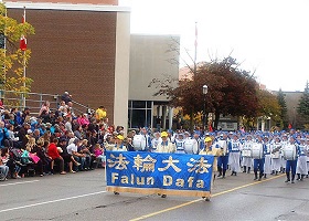 Image for article Canada : Le Tian Guo Marching band composé de pratiquants de Falun Gong accueilli lors du défilé de la fête de Thanksgiving