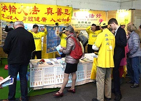 Image for article France : Le Salon de la santé accueille le Falun Dafa et résiste à l'intimidation du consulat de Chine